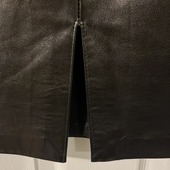 Danier leather skirt fitted soooooo smooth and soft hugs the body like new - Picture 7 of 11
